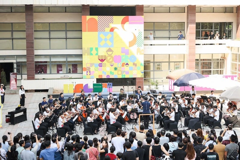 ບັນດາ​ຜູ້​ຊົມ​ຊົມ​ການ​ສະ​ແດງ​ຢູ່​ຫໍ​ເດັກນ້ອຍ ຮ່າ​ໂນ້ຍ ​ໃນ​ໂອກາດ​ງານ​ບຸນ​ອອກ​ແບບ​ສ້າງສັນ 2024. (ພາບ: ຈີ​ນນາມ)