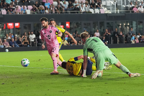 Messi viết tiếp câu chuyện huyền thoại - Ảnh 1.