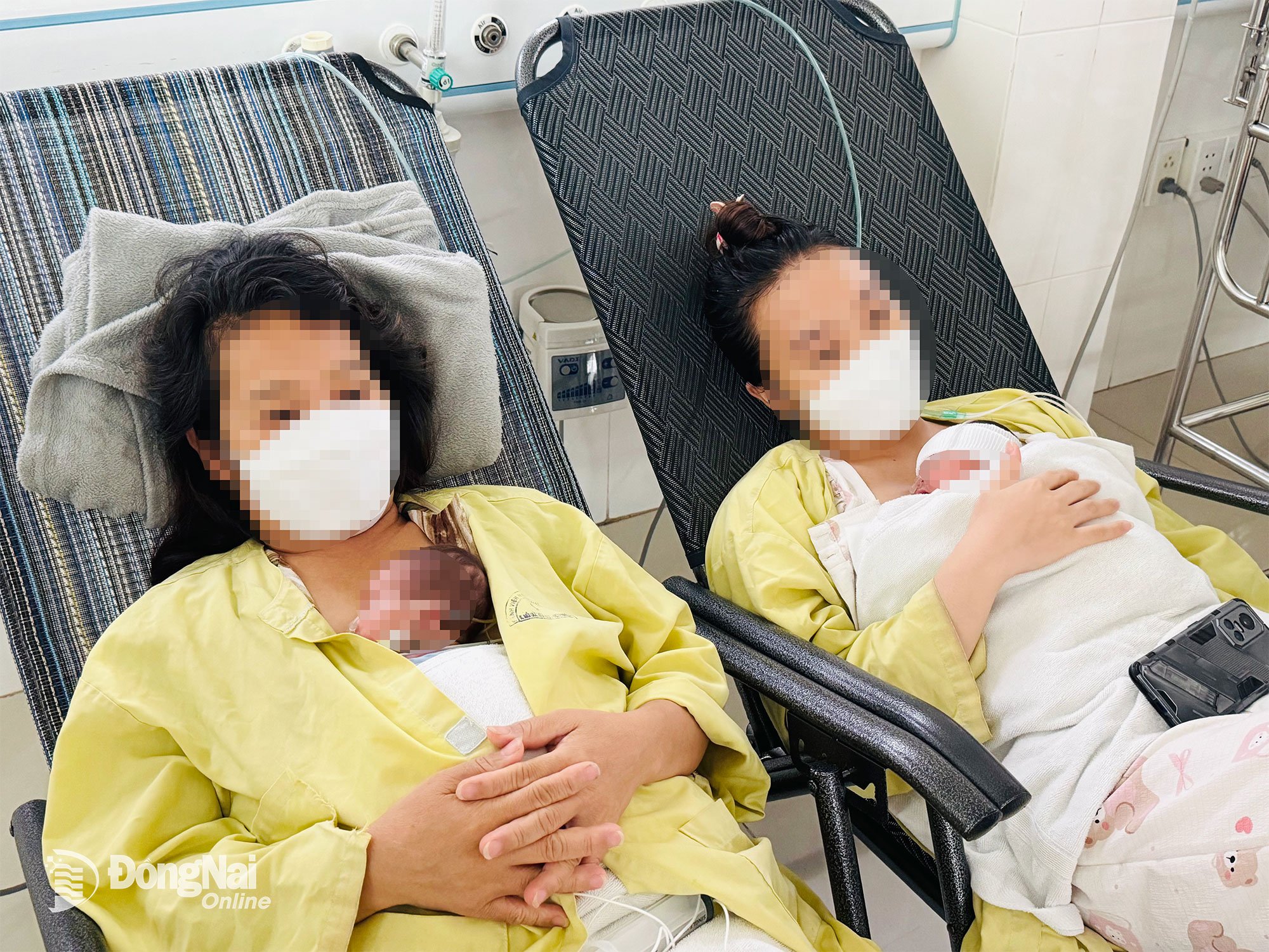 2 bé trai sinh non tháng được bà và mẹ chăm sóc bằng phương pháp “da kề da” tại Khoa Hồi sức tích cực sơ sinh.  Ảnh:  Hạnh Dung