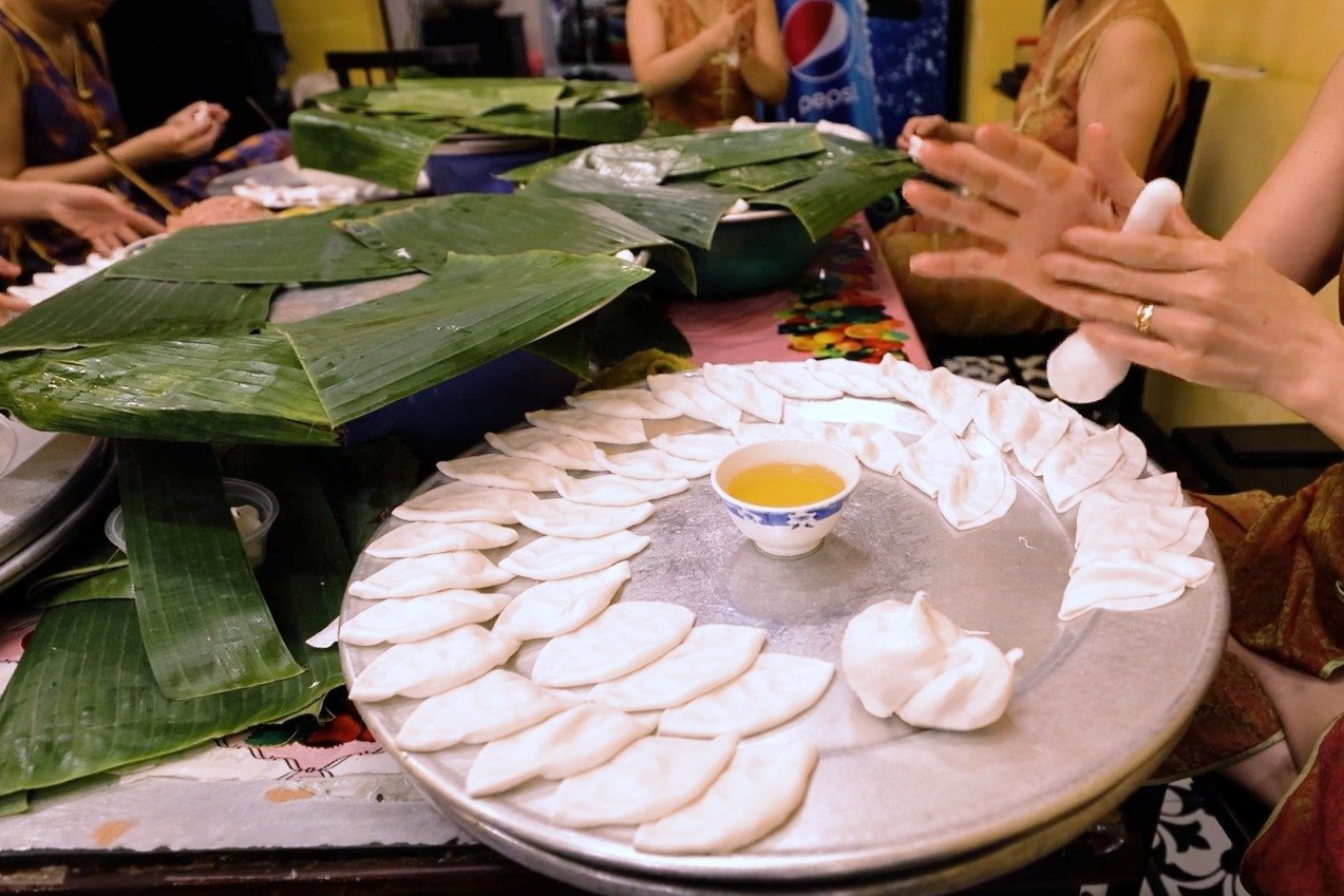 Tort cu trandafiri albi, specialitate Hoi An