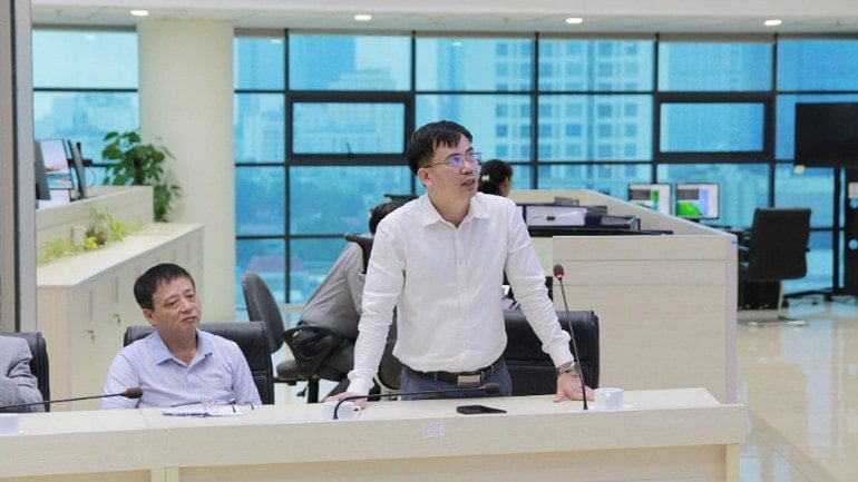 Ông Nguyễn Văn Hưởng, Trưởng phòng Dự báo thời tiết, Trung tâm Dự báo Khí tượng thủy văn quốc gia báo cáo và phân tích về công tác dự báo mưa, lũ. 573063416-1129229202713435-8211755906465313183-n-689.jpg