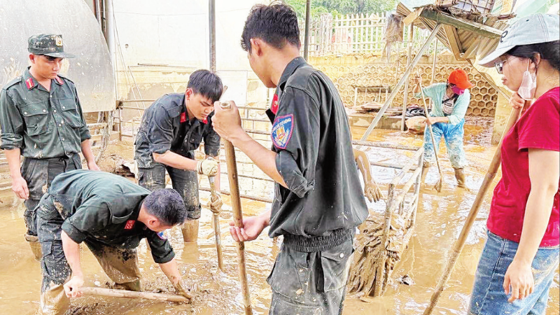 ຕຳຫຼວດ, ຄູອາຈານ ແລະ ປະຊາຊົນລ້າງຂີ້ຕົມຫຼັງໄພນ້ຳຖ້ວມຢູ່ໂຮງຮຽນອະນຸບານແຫ່ງໜຶ່ງຢູ່ເຂດພູດອຍແຂວງ ຕວຽນກວາງ.