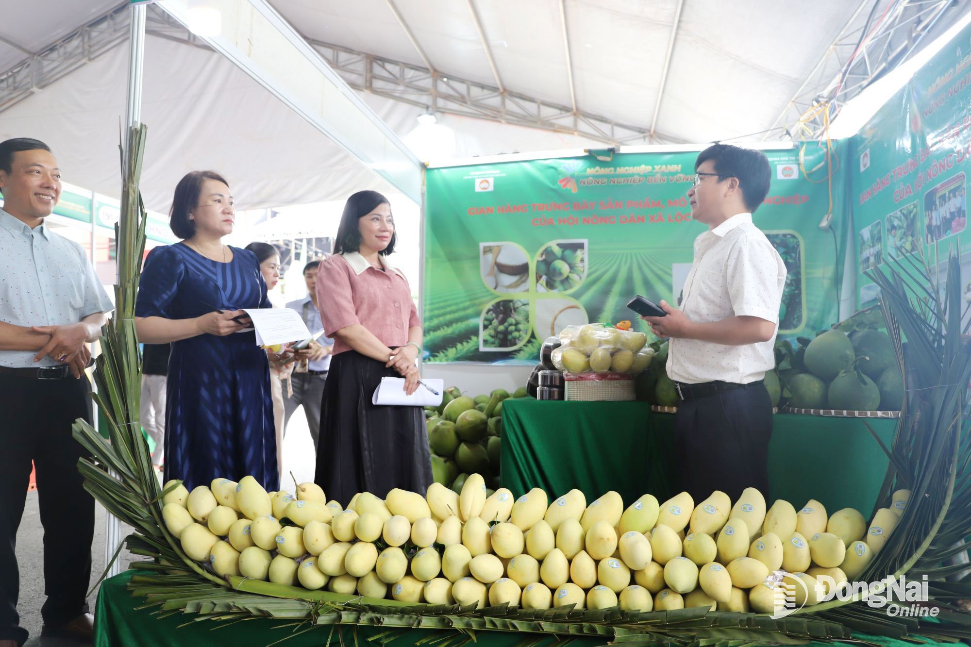 Impresionant stand de fructe din comuna Loc Thanh. Fotografie: Binh Nguyen