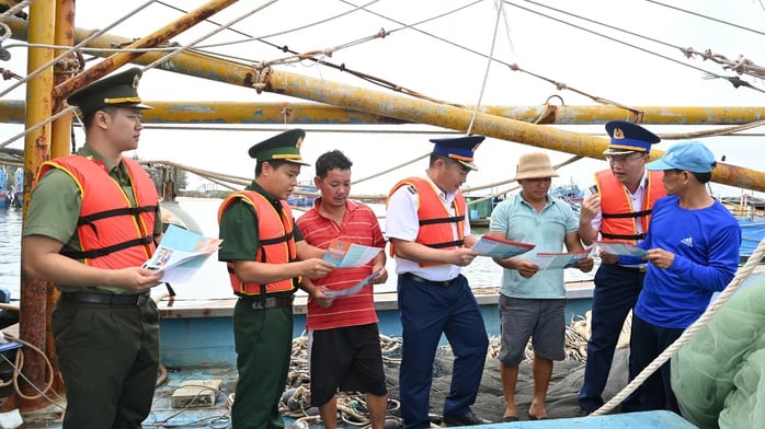 Ngư dân, chủ tàu ký cam kết về chống khai thác IUU- Ảnh 1.