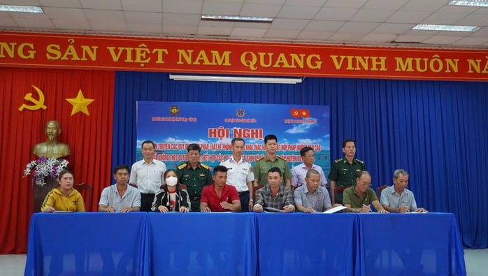 Ngư dân, chủ tàu ký cam kết về chống khai thác IUU- Ảnh 3.