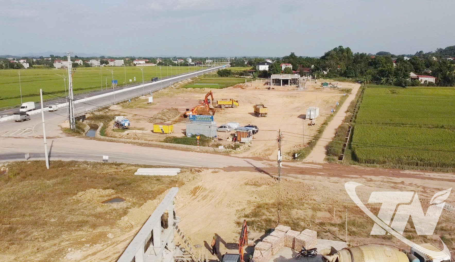 Tan Duc og Luong Phu - Tan Duc industriklynge (Kha Son kommune) fremskynder byggeprosessen, noe som forventes å skape flere arbeidsplasser for lokale arbeidere.