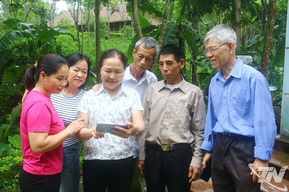 Die Bewohner des Weilers Thang Loi teilen ihre Fähigkeiten, die sie zu „digitalen Bürgern“ machen.