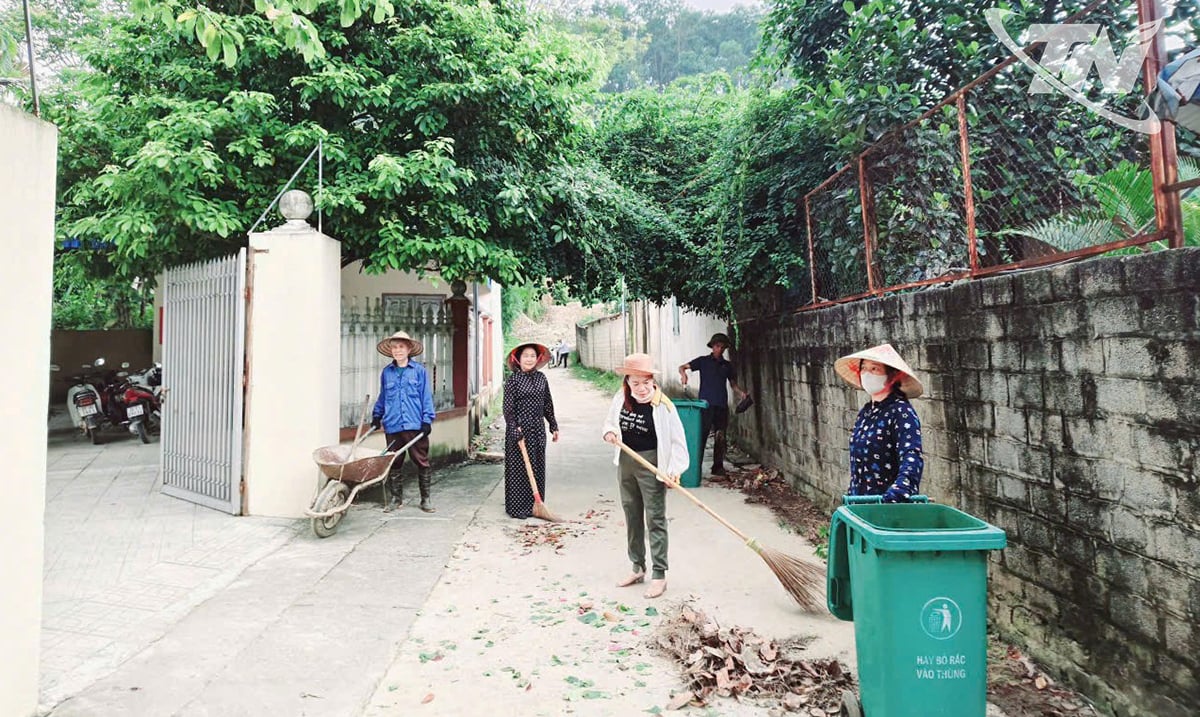 Die Bewohner des Weilers Thang Loi beteiligen sich an der Säuberung der Umgebung in ihrem Wohngebiet.