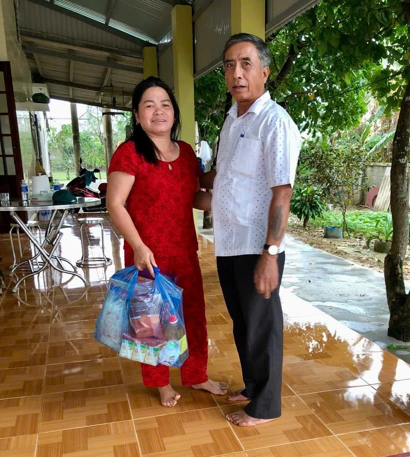 មិន​ត្រឹម​តែ​ពូកែ​ខាង​ជំនួញ​ទេ លោក Thu ក៏​ចូល​រួម​សកម្មភាព​មនុស្សធម៌ និង​សប្បុរសធម៌​យ៉ាង​សកម្ម​ផង​ដែរ - រូបភាព៖ TA