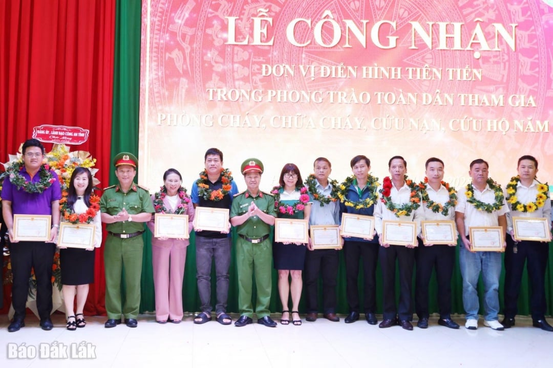 ຜູ້ຕາງໜ້າບັນດາຫົວໜ່ວຍທີ່ມີຜົນງານດີເດັ່ນ ໄດ້ຮັບໃບຍ້ອງຍໍ.