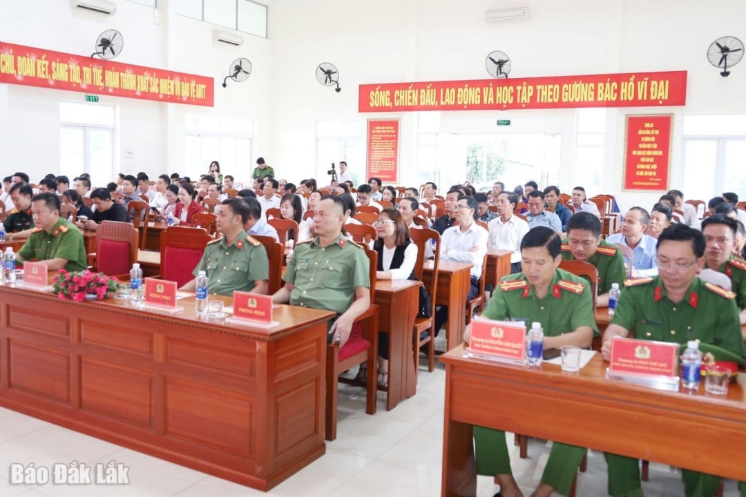 ບັນດາຜູ້ແທນເຂົ້າຮ່ວມພິທີ.