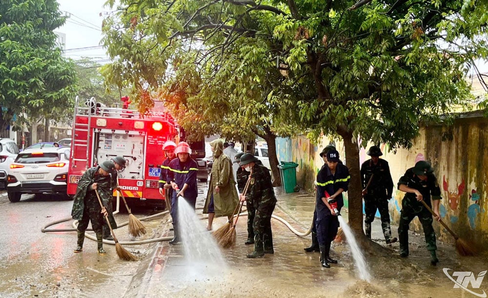Oficiais e soldados do Departamento de Polícia de Prevenção e Resgate de Incêndios participaram de uma limpeza ambiental geral na Escola Primária de Nha Trang, no bairro de Phan Dinh Phung.