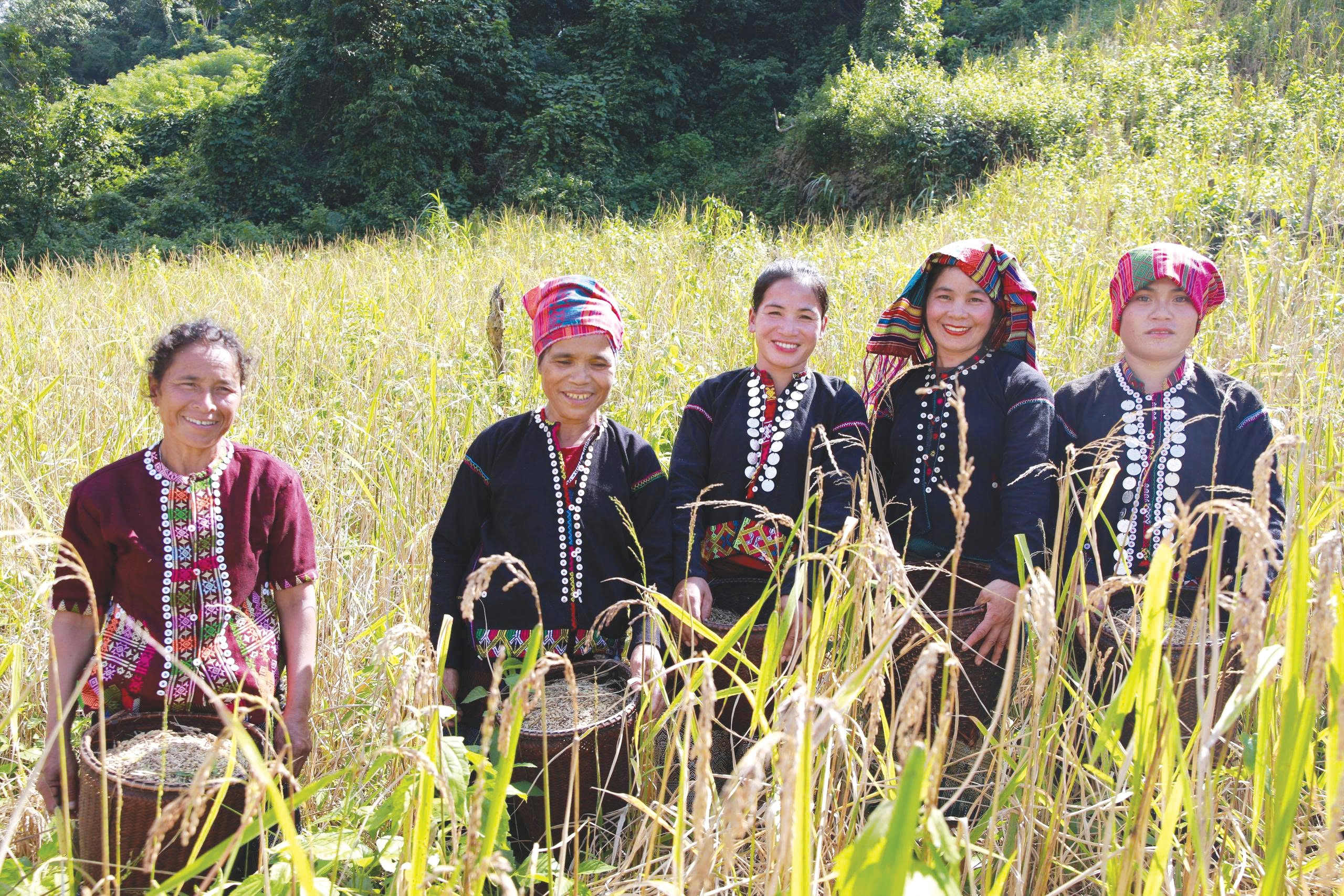 ແມ່ຍິງ Van Kieu ເຂົ້າຮ່ວມການນານາໃນໄລຍະບຸນເຕັດຊາໂລ - ພາບ: P.T. ລຳ