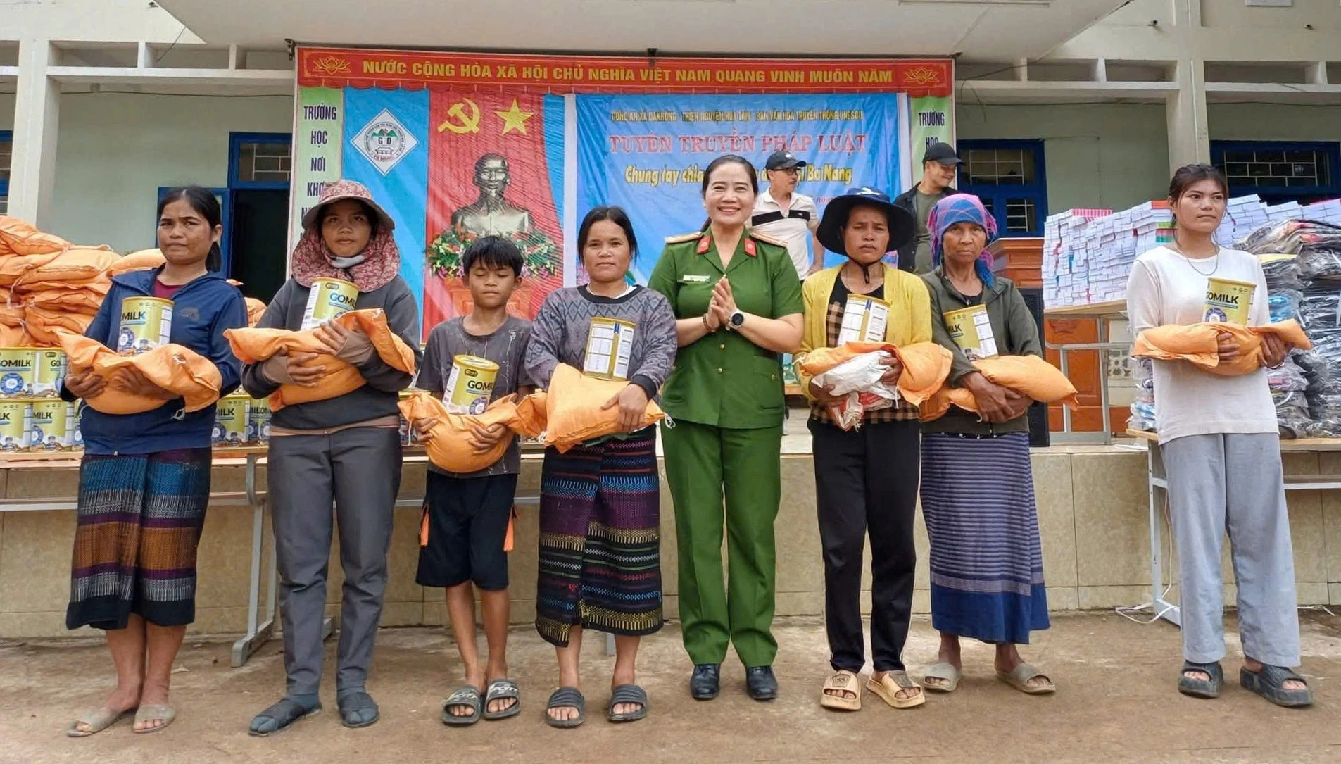 लेफ्टिनेंट कर्नल ले थी होई हुआंग स्थानीय लोगों और छात्रों को उपहार देते हुए - फोटो: एस.के.