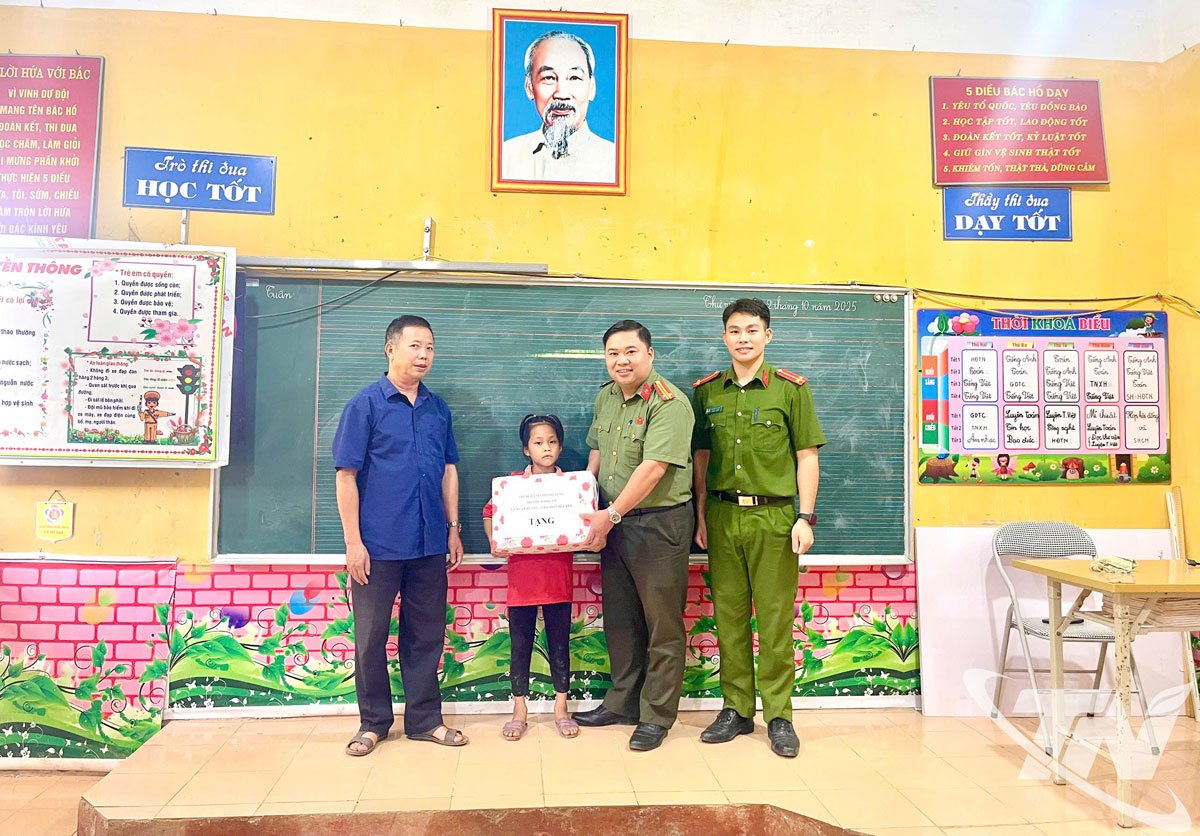 A polícia da comuna de Xuan Duong presenteou Ha Linh por ocasião do recente Festival do Meio Outono.