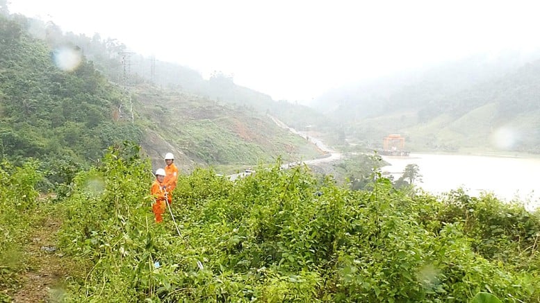 ลูกค้าภาคกลางไฟฟ้ากลับมาใช้ได้แล้วหลังน้ำท่วมเกือบ 99% - รูปที่ 1 Gần 99% khách hàng miền Trung đã có điện trở lại sau lũ- Ảnh 1.