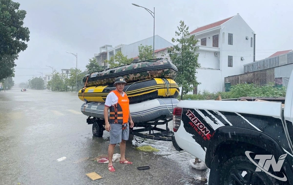 Г-н Дао Ким Кыонг и члены группы быстрого реагирования «Тай Нгуен» привезли три лодки в Хюэ, чтобы оказать поддержку людям.