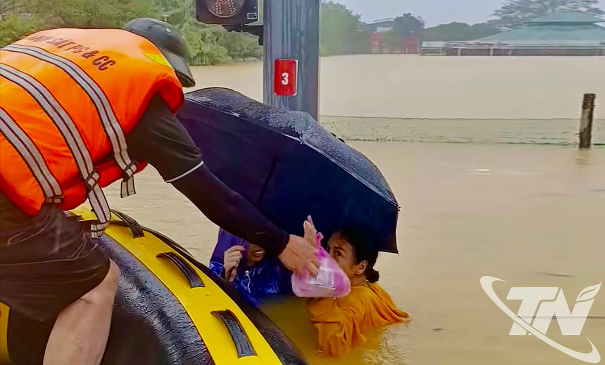 Группа Кима Кыонга помогает людям в затопленных районах Хюэ.