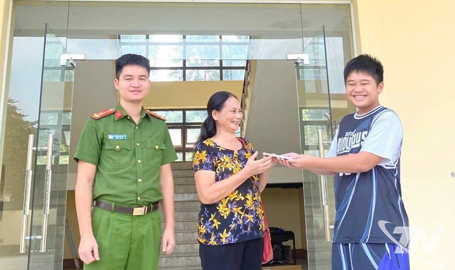 Pham Kim Hoang (Gemeinde Phu Luong) übergab ihr iPhone XS Max an Frau Tong Thi Bau.