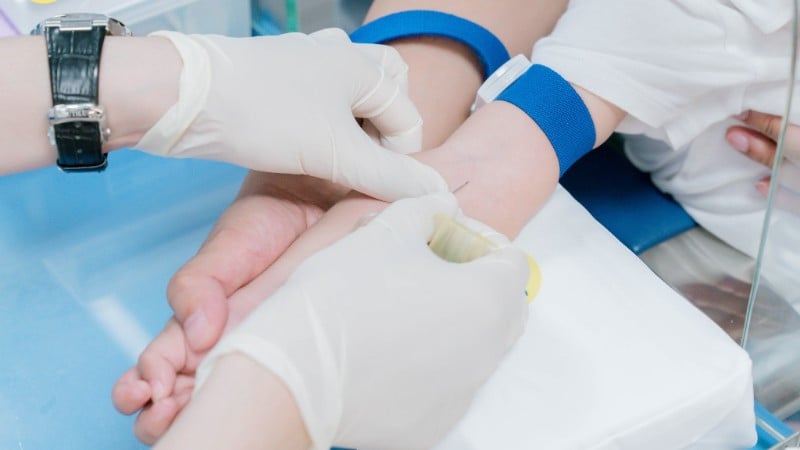 Om föräldrar ser att deras barn har hög feber som inte går ner, har svårt att andas, väser mer, kräks mycket, inte äter eller är utmattat, ta barnet till närmaste sjukhus för snabb diagnos och behandling för att undvika allvarliga komplikationer.