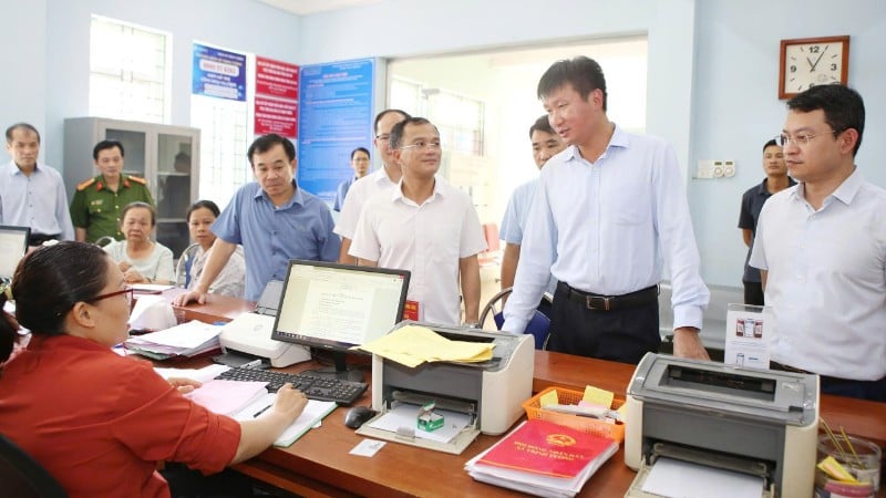 省人民委員会のトラン・フイ・トゥアン委員長(右から2番目)が、チン・トゥオン村行政サービスセンターの業務実施状況を視察している。(写真:ラオカイ省電子情報ポータル)
