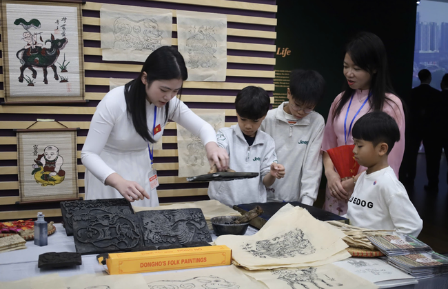 Öppning av installationskonstutställningsutrymmet Khai trương không gian trưng bày nghệ thuật sắp đặt "Đồ chơi dân gian Việt: Sự kết nối" tại Busan, Hàn Quốc - Ảnh 3.