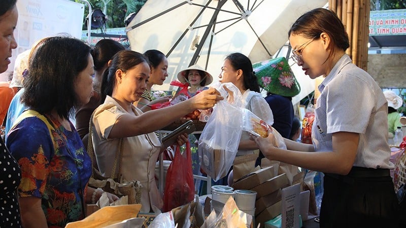 女性の起業と発展を支援する。写真：タン・タム