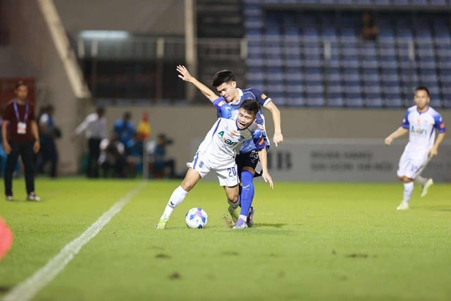 Niestety, SLNA została podzielona punktami przez Da Nang: „Odwrotny finał” zapierał dech w piersiach aż do dogrywki – zdjęcie 1. SLNA bị Đà Nẵng chia điểm cực đáng tiếc: Trận ‘chung kết ngược’ nghẹt thở đến phút bù giờ - Ảnh 1.