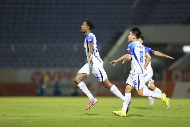 Niestety, SLNA została podzielona punktami przez Da Nang: „Odwrotny finał” zapierał dech w piersiach aż do dogrywki – zdjęcie 2. SLNA bị Đà Nẵng chia điểm cực đáng tiếc: Trận ‘chung kết ngược’ nghẹt thở đến phút bù giờ - Ảnh 2.