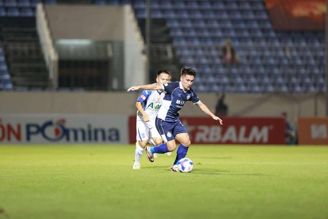 Niestety, SLNA została podzielona punktami przez Da Nang: „Odwrotny finał” zapierał dech w piersiach aż do dogrywki – zdjęcie 3. SLNA bị Đà Nẵng chia điểm cực đáng tiếc: Trận ‘chung kết ngược’ nghẹt thở đến phút bù giờ - Ảnh 3.