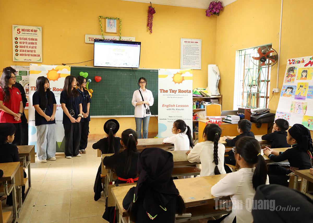 Nguyen Kieu An - fondatoarea proiectului Tay Roots, vorbește despre semnificația cursurilor de comunicare în limba engleză din comuna Thuong Lam