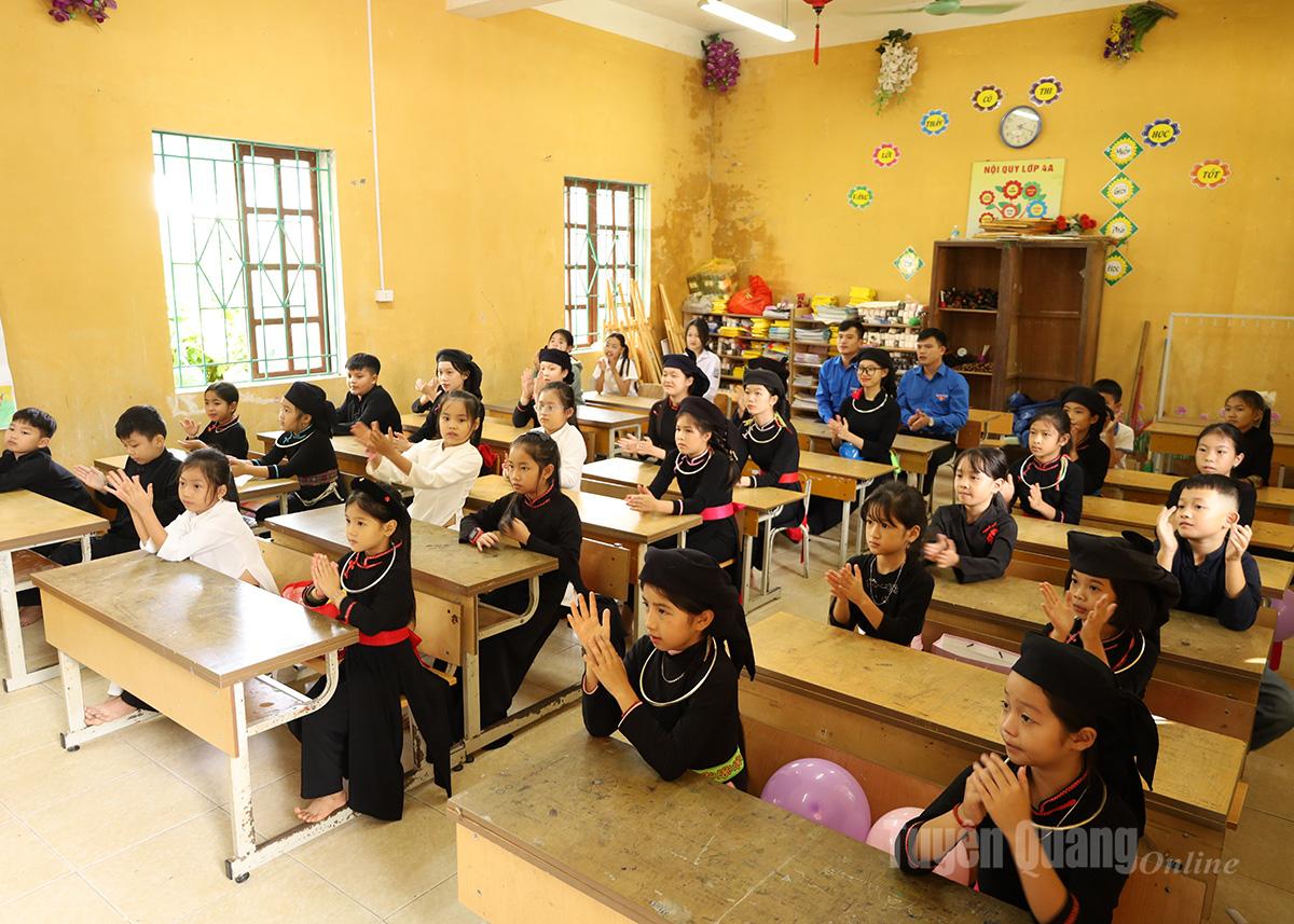 Atmosferă incitantă la prima lecție de engleză, cu jocuri și cântece de comunicare în limba engleză.