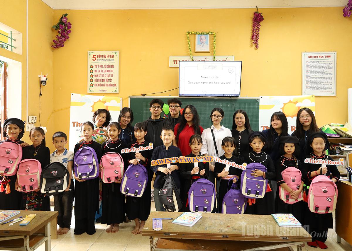 Membrii proiectului Tay Roots au oferit cadouri și rechizite școlare elevilor din comuna Thuong Lam.