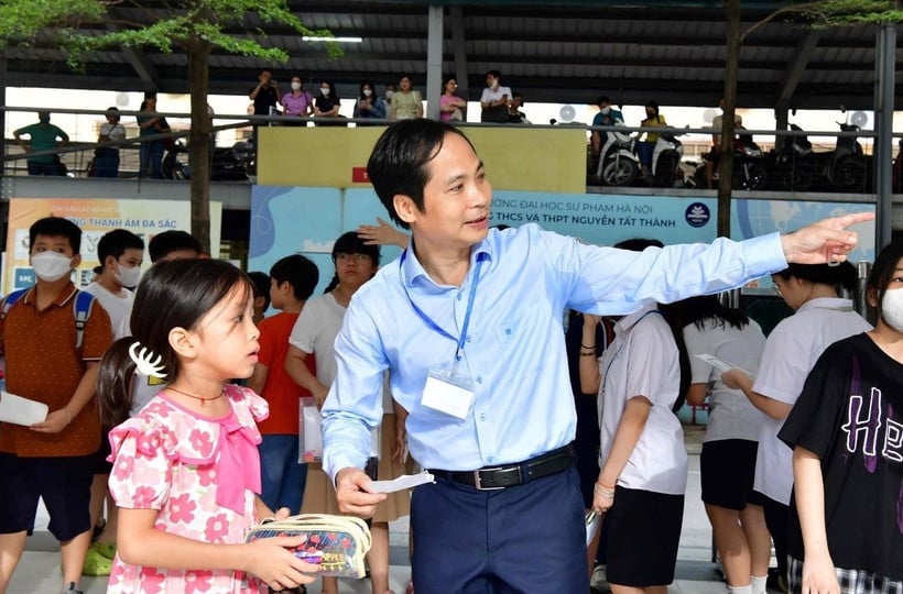 Lärare undervisar elever vid kompetensbedömningstillfället (Illustrationsfoto: Hanoi National University of Education)