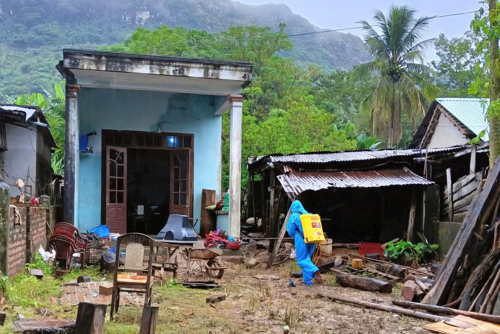 Efter historiska översvämningar, se upp för lurande epidemier - Foto 1. Sau lũ lịch sử, coi chừng dịch bệnh rình rập- Ảnh 1.