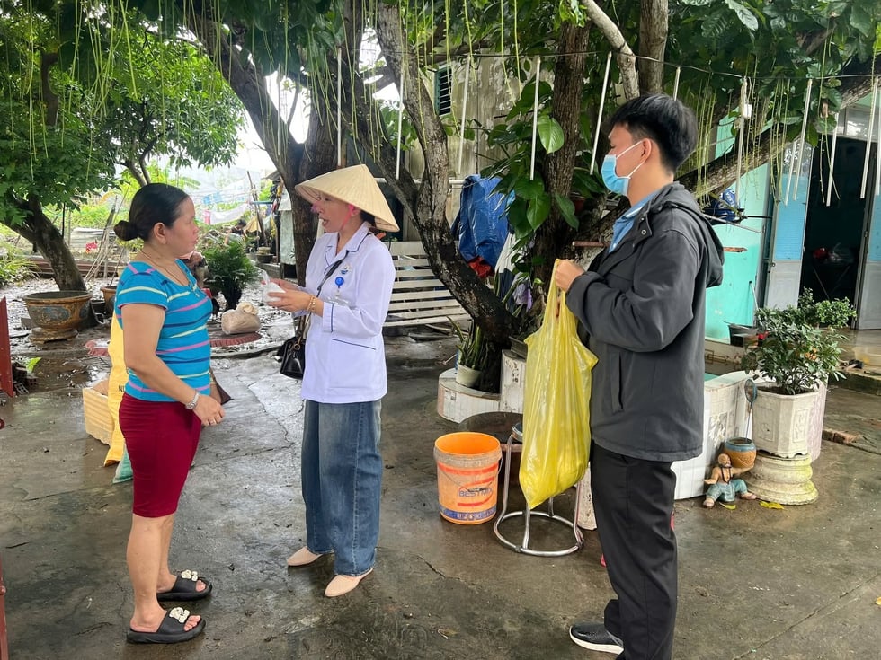 Efter historiska översvämningar, se upp för lurande epidemier - Foto 3. Sau lũ lịch sử, coi chừng dịch bệnh rình rập- Ảnh 3.