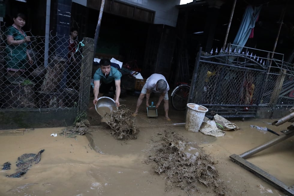 Efter historiska översvämningar, se upp för lurande epidemier - Foto 5. Sau lũ lịch sử, coi chừng dịch bệnh rình rập- Ảnh 5.