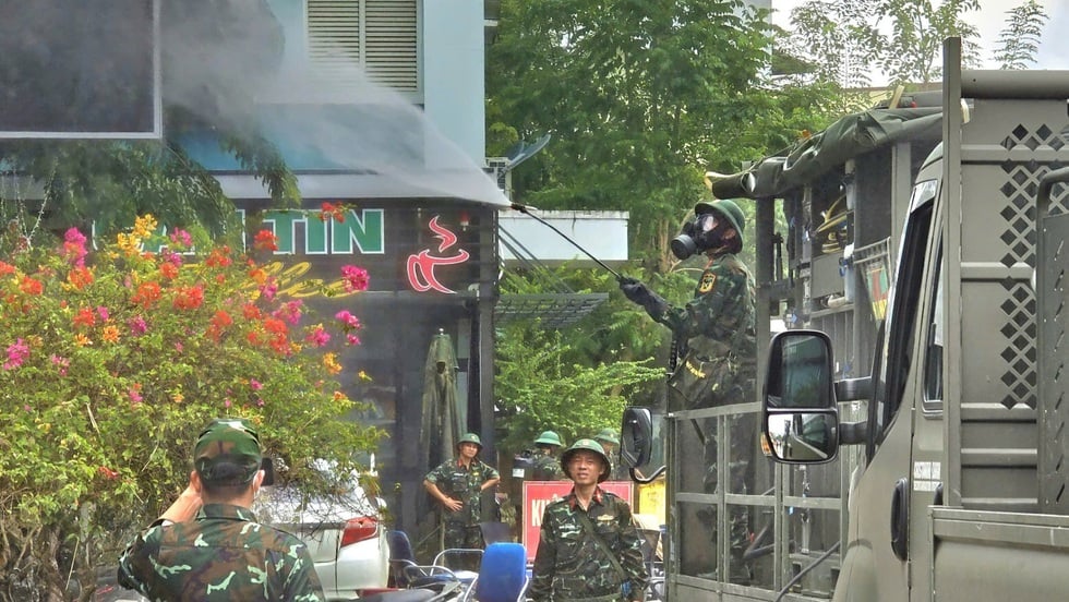 Efter historiska översvämningar, se upp för lurande epidemier - Foto 6. Sau lũ lịch sử, coi chừng dịch bệnh rình rập- Ảnh 6.