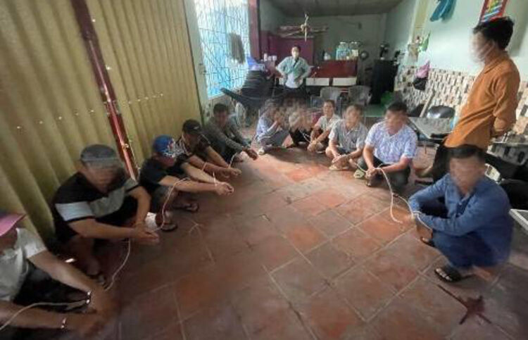 Công an phường Vĩnh Thông bắt quả tang 11 đối tượng đánh bạc qua mạng