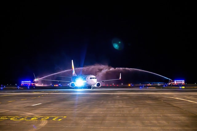 Van Don driver officiellt charterflyg till Shenzhen - Foto 2. Vân Đồn chính thức khai thác chuyến bay charter tới Thâm Quyến
- Ảnh 2.