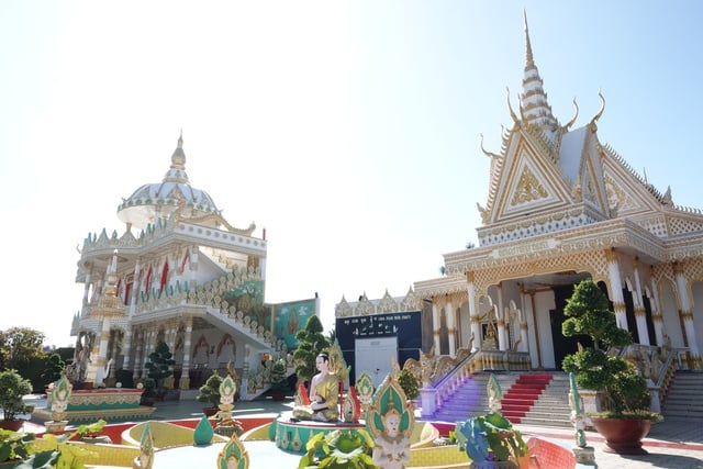 En 20 år gammal Ngo-båt Ghe ngo hơn 20 năm tuổi được 'hồi sinh' bằng nghệ thuật điêu khắc độc đáo- Ảnh 1.