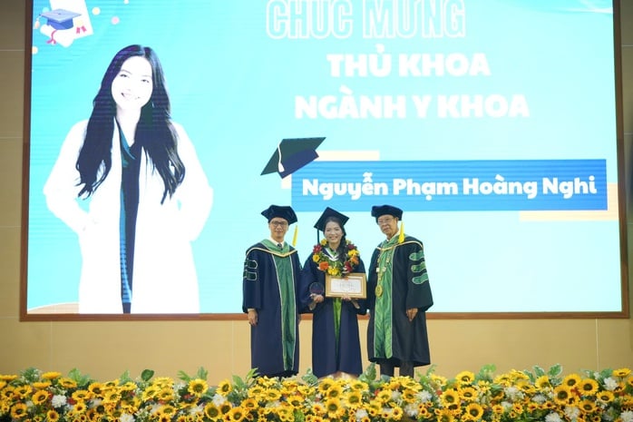 46 sinh viên đầu tiên nhận bằng bác sĩ Răng Hàm Mặt - Ảnh 1.