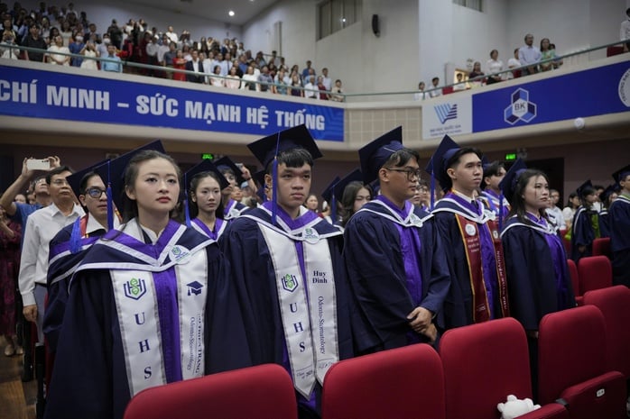 46 sinh viên đầu tiên nhận bằng bác sĩ Răng Hàm Mặt - Ảnh 2.