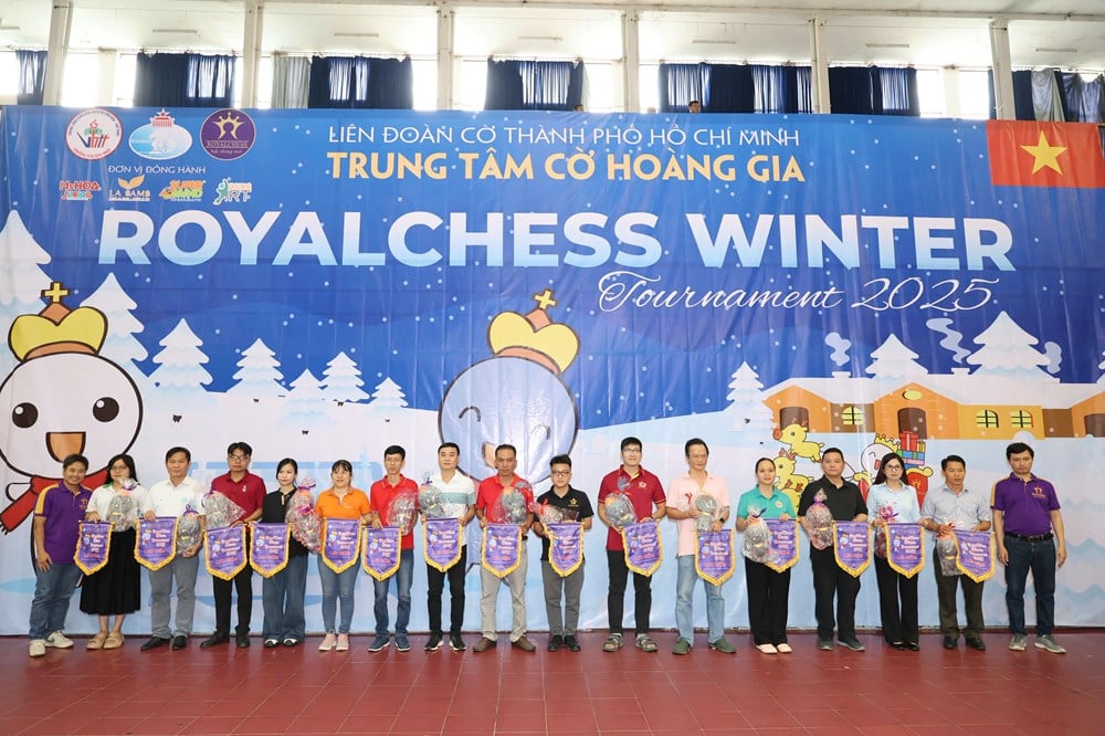 Leidenschaftlicher Spielplatz für junge Schachspieler – Foto 3