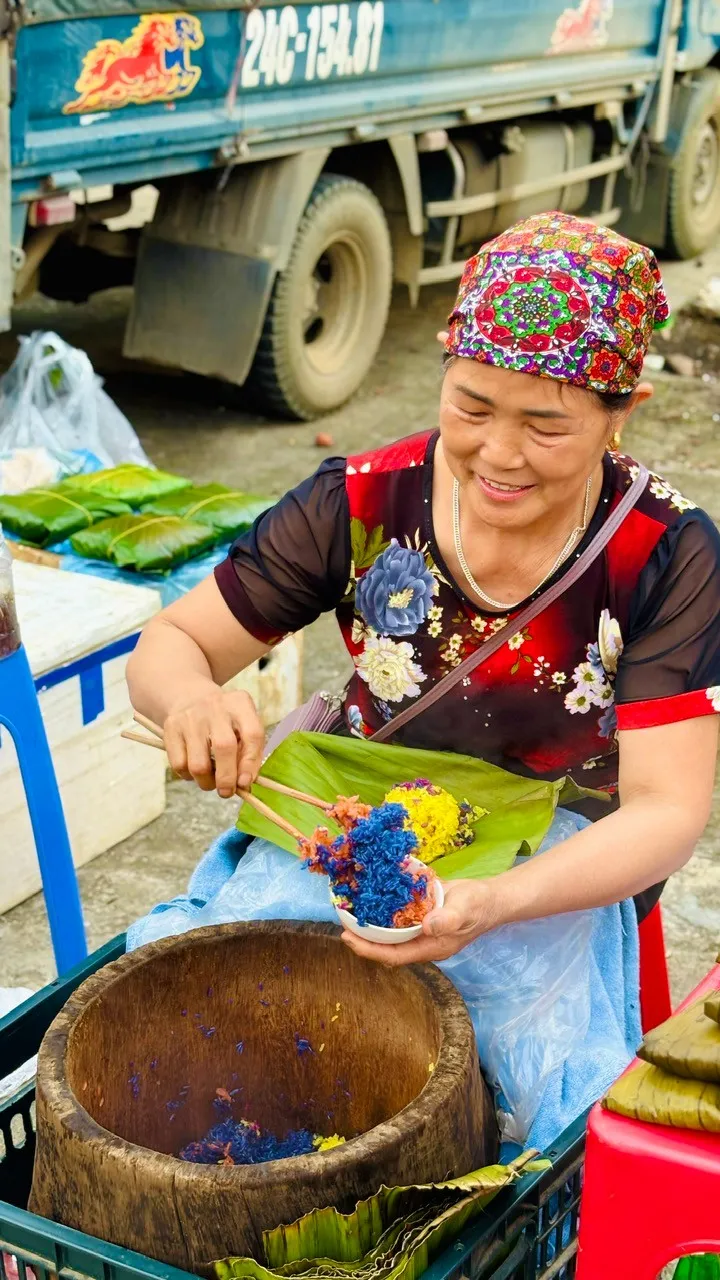 Lao Cai promovează potențialul turismului de iarnă, atrăgând turiști din întreaga lume - Foto 3. Lào Cai phát huy tiềm năng du lịch mùa đông, thu hút du khách bốn phương- Ảnh 3.