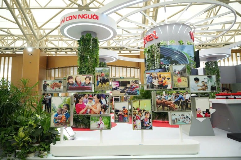 Stan Viettel di Pameran Musim Gugur menarik pengunjung - Foto 1. Gian hàng Viettel tại Hội chợ Mùa Thu thu hút khách tham quan- Ảnh 1.