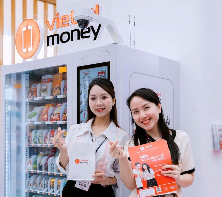 Stan Viettel di Pameran Musim Gugur menarik pengunjung - Foto 3. Gian hàng Viettel tại Hội chợ Mùa Thu thu hút khách tham quan- Ảnh 3.