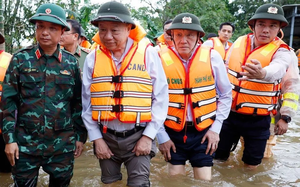 Le secrétaire général To Lam visite une zone isolée par les inondations dans le village de Khuong Pho Dong, commune de Quang Dien, ville de Hué. (Photo : VNA) Tổng Bí thư Tô Lâm đến vùng bị chia cắt do mưa lũ tại thôn Khuông Phò Đông, xã Quảng Điền, Thành phố Huế. (Ảnh: TTXVN)
