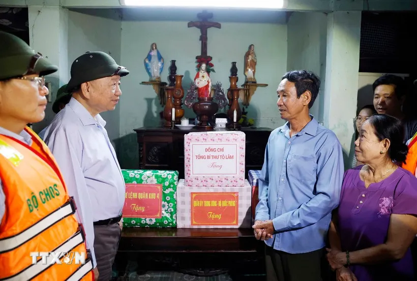 Tổng Bí thư chia sẻ về những thiệt hại do mưa lũ gây ra với người dân Huế - Ảnh 1.