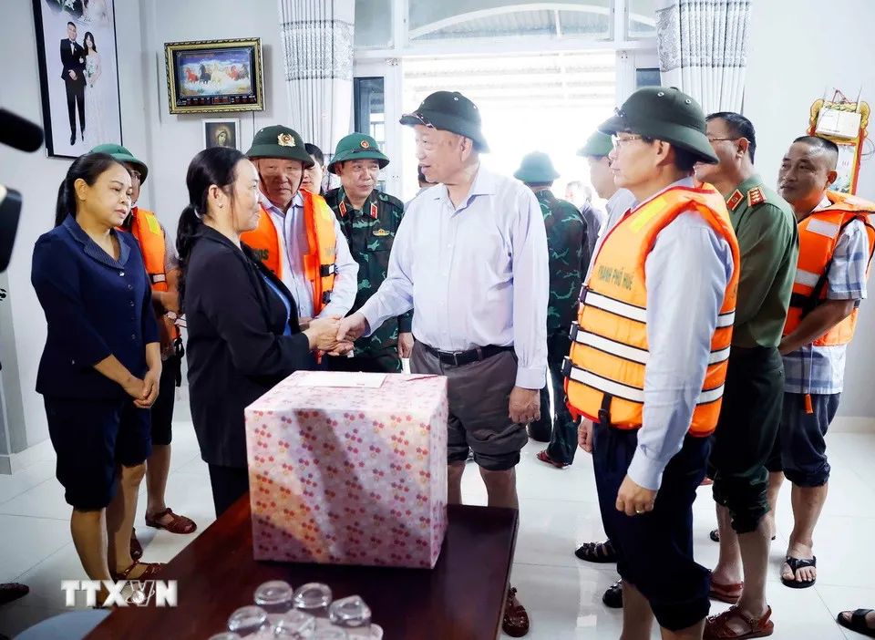 Tổng Bí thư chia sẻ về những thiệt hại do mưa lũ gây ra với người dân Huế - Ảnh 3.